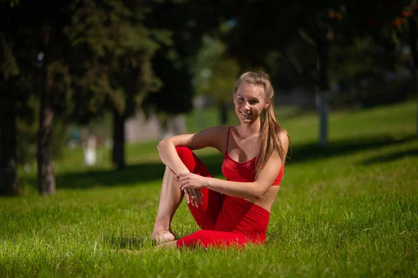 Jonge Aantrekkelijke Vrouw Beoefenen Van Yoga Buiten Het Meisje Voert — Stockfoto