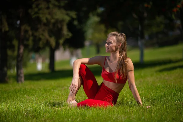 Jonge Aantrekkelijke Vrouw Beoefenen Van Yoga Buiten Het Meisje Voert — Stockfoto