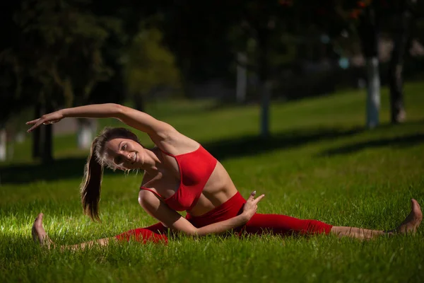 Junge Attraktive Frau Beim Yoga Freien Das Mädchen Führt Auf — Stockfoto