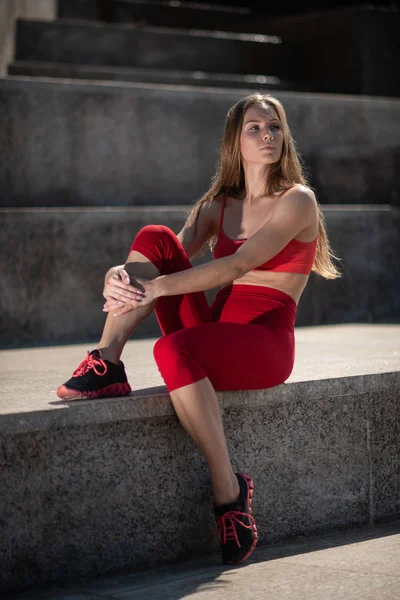 Schöne Frau Posiert Der Nähe Des Stadtbrunnens Turnbekleidung Nach Einem — Stockfoto