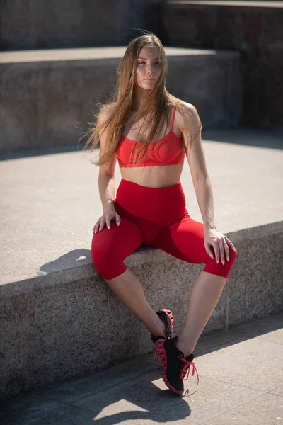 Bella Donna Posa Vicino Alla Fontana Della Città Abiti Palestra — Foto Stock