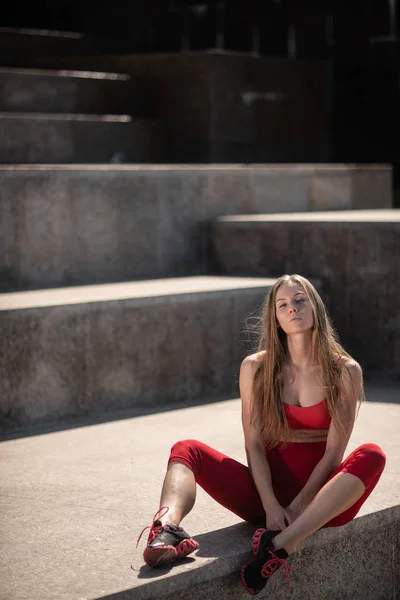 Schöne Frau Posiert Der Nähe Des Stadtbrunnens Turnbekleidung Nach Einem — Stockfoto