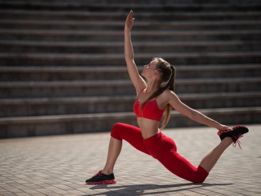 Pratik yoga açık havada genç çekici kadın. Kız çeşitli egzersizler gerçekleştirir. Spor, yoga, fitness ve sağlık kavramı