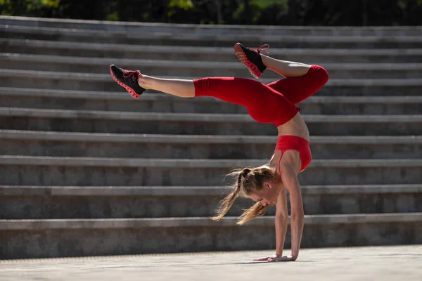Junge Attraktive Frau Beim Yoga Freien Das Mädchen Macht Kopfüber — Stockfoto
