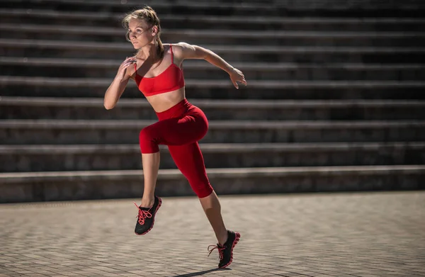 Jovem Mulher Fitness Correndo Estádio Verão Conceito Estilo Vida Saudável — Fotografia de Stock