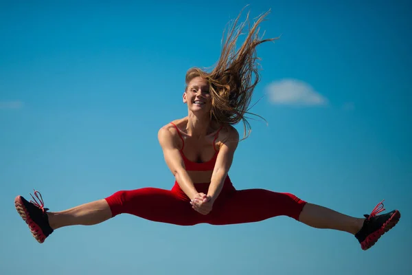 若い白人の女の子は 麻ひも空 Backround のジャンプを実行します ライフ スタイルとスポーツ コンセプト — ストック写真