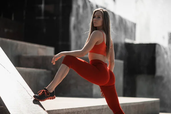 Hermosa Mujer Posando Cerca Fuente Ciudad Ropa Gimnasio Después Entrenamiento — Foto de Stock