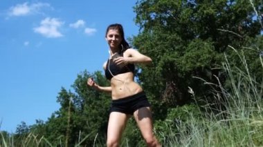 Kız elini sevinç, zafer, kazançlar, başarı ile yukarı atar.