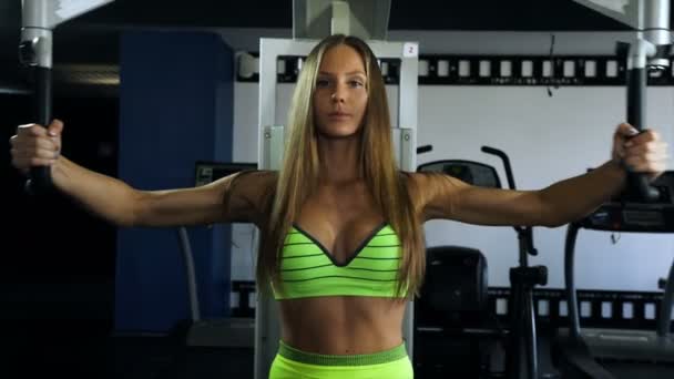 Bella sexy atletica muscolare giovane ragazza. Caucasico fitness ragazza treni in palestra — Video Stock