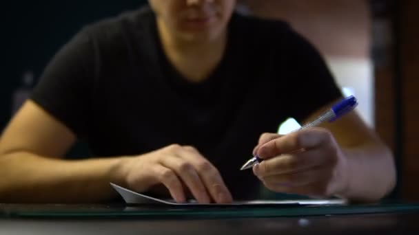 Ein junger Mann zeichnet eine Skizze für Tätowierungen auf den Tisch. der Kerl zeichnet ein Bild auf Papier — Stockvideo
