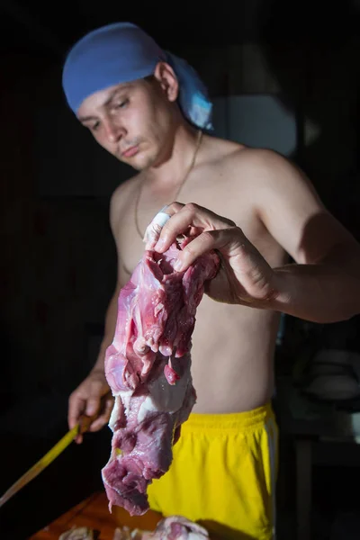 Açougueiro Cortando Carne Porco Cozinha Chef Masculino Cortando Carne Crua — Fotografia de Stock