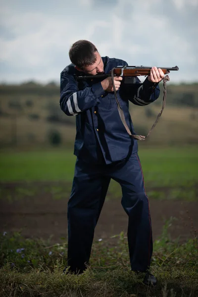 Bonito Jovem Policial Uniforme Com Arma Mão Fundo Paisagem Rural — Fotografia de Stock