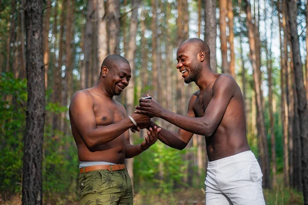 Dos chicos negros divirtiéndose y bromeando de pie sin camisa — Foto de Stock