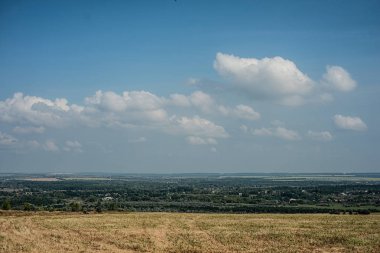 Yaz peyzaj alanları, çayırlar ve bulutlu gökyüzü, güneşli doğa ile
