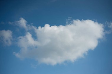 Mavi gökyüzü ile beyaz bulutlar parlak güneşli bir günde kullanmak için