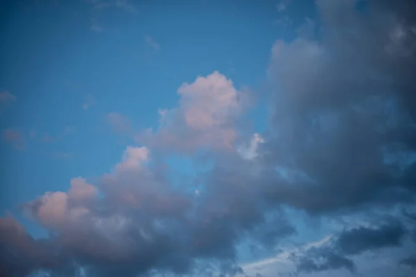 用明るい晴れた日のピンクの雲と青空 — ストック写真