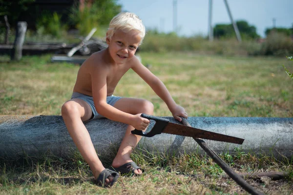 Ung Pojke Utan Shirt Sitter Slang Som Sågning Gren Med — Stockfoto