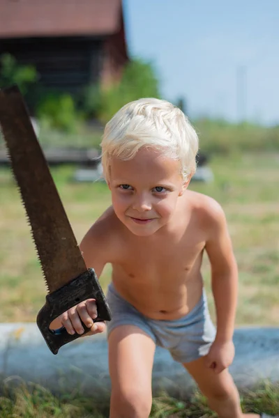 Portret Chłopca Bez Shirt Piły Ręku — Zdjęcie stockowe