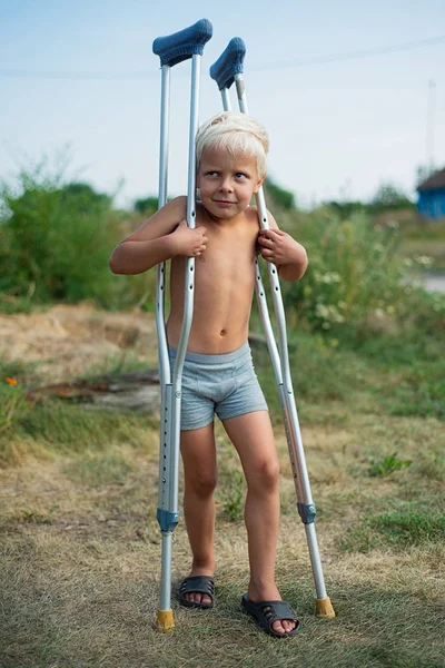 Pojke Blond Man Utan Skjorta Stående Kryckor Utomhus — Stockfoto