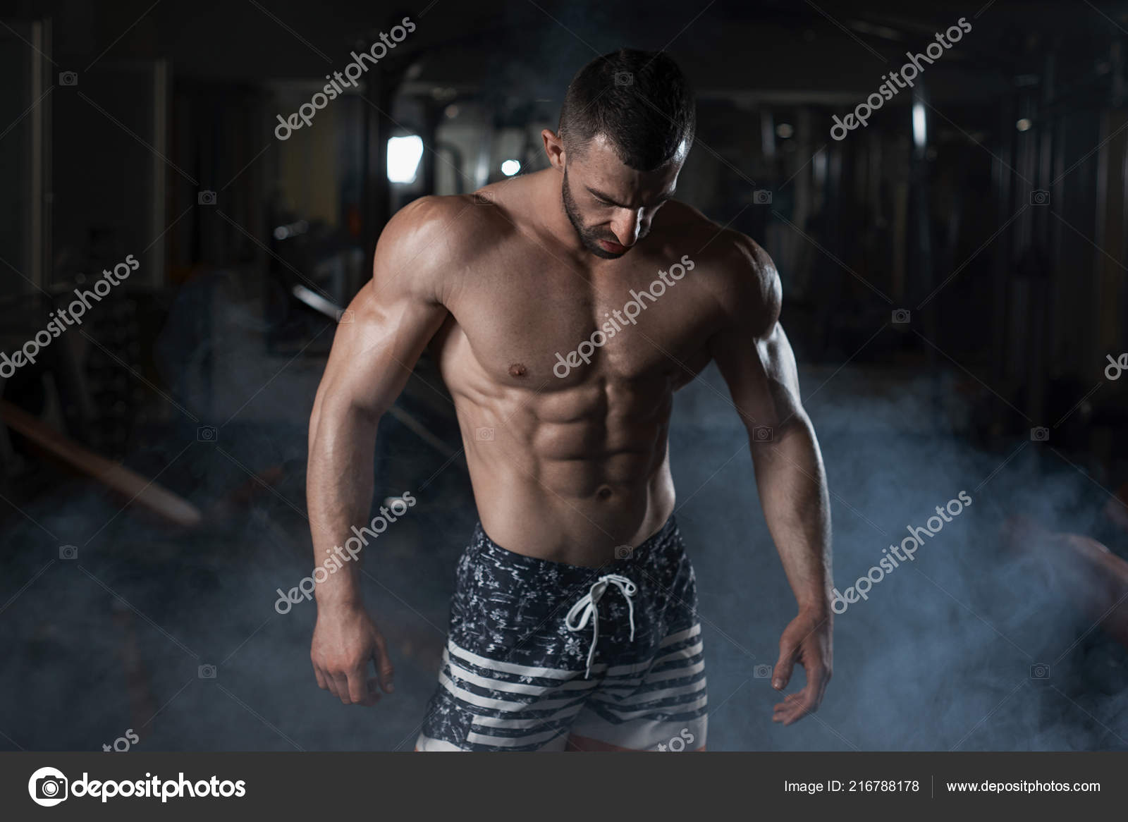 Fitness Homme Montrant Un Corps Musclé Dans La Salle De Gym