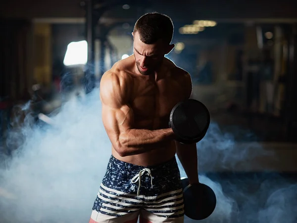 Çok Güç Atletik Adam Egzersiz Halter Pazı Sallayarak Ile Yürütmek — Stok fotoğraf