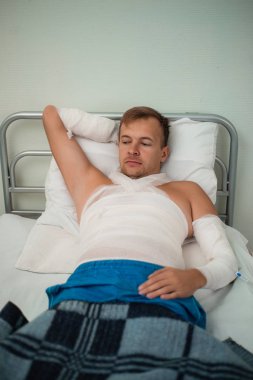 Hastane yatağında yatarken bandajlı sabırlı