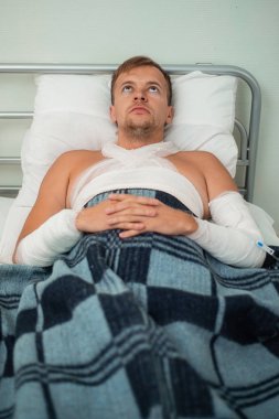 Hastane yatağında yatarken bandajlı sabırlı
