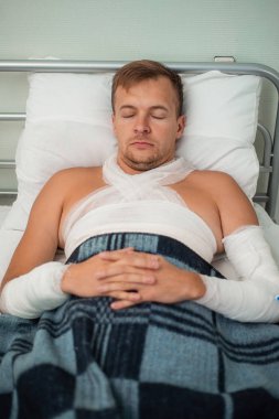 Hastanedeki yatağında uyuyan bandajlı sabırlı