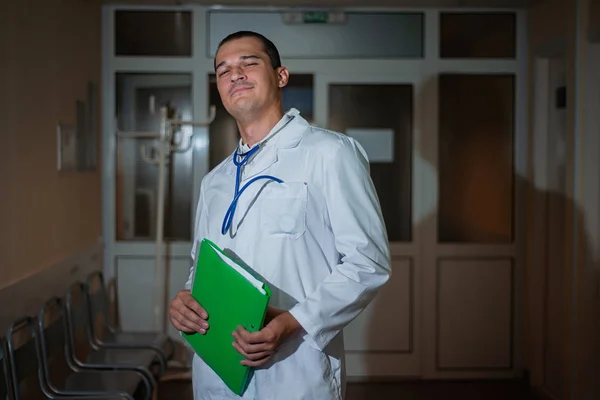 Güzel Genç Bir Doktor Hastanede Onun Elinde Bir Klasörle Portresi — Stok fotoğraf