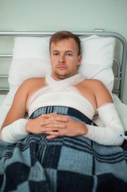 Hastane yatağında yatarken bandajlı sabırlı