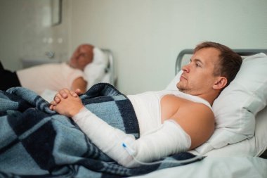 Hastane yatağında yatarken bandajlı sabırlı