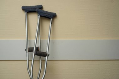 Hastanede duvarın yanında stand kadar koltuk değneği kapatın