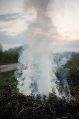 Gün batımında sokakta bir solma ateşten duman. Bir doku olarak kullanmak için