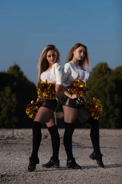 Duas Meninas Cheerleaders Com Pompons Posando Livre Fundo Céu — Fotografia de Stock