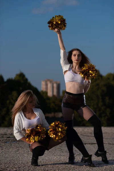 Duas Meninas Cheerleaders Com Pompons Posando Livre Fundo Céu — Fotografia de Stock