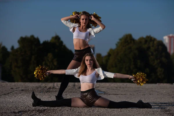 Två Flickor Cheerleaders Med Pomponger Poserar Utomhus Himmel Bakgrund — Stockfoto