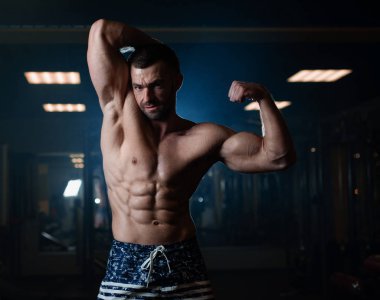 Acımasız bir atletik adam bir kas vücut ile spor salonunda, onun pazı gösterilen teşkil etmektedir. Sağlıklı bir yaşam tarzı kavramı