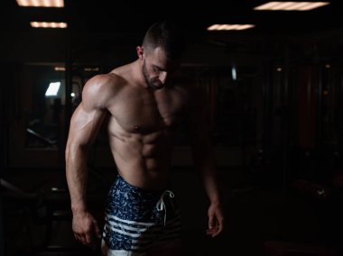 Acımasız bir atletik adam ile bir kas vücut kasları gösterilen spor salonunda teşkil etmektedir. Sağlıklı bir yaşam tarzı kavramı