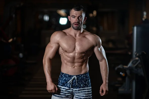 Acımasız bir atletik adam ile bir kas vücut kasları gösterilen spor salonunda teşkil etmektedir. Sağlıklı bir yaşam tarzı kavramı