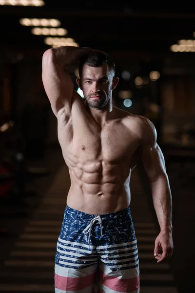 Uomo Atletico Brutale Con Corpo Muscoloso Posa Palestra Mostrando Suoi — Foto Stock