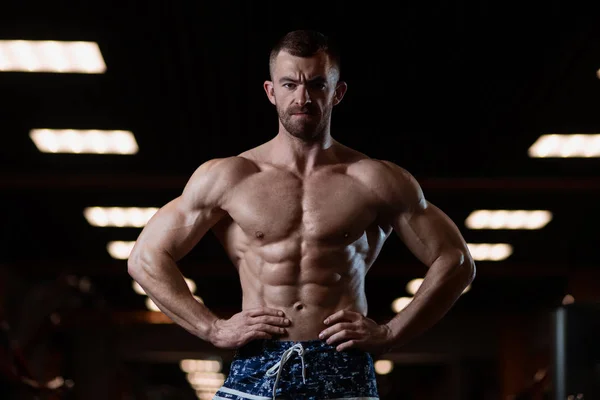 Hombre Atlético Brutal Con Cuerpo Muscular Posa Gimnasio Mostrando Sus — Foto de Stock