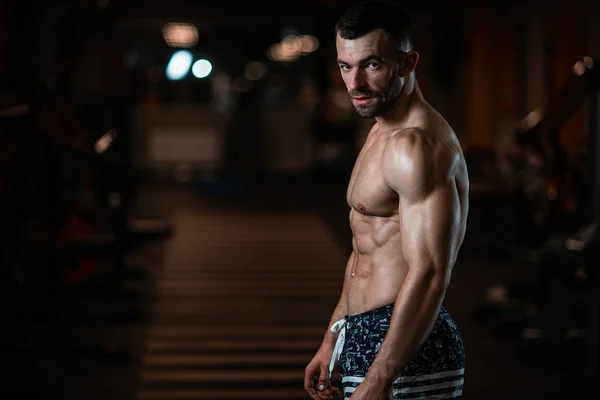 Hombre Atlético Brutal Con Cuerpo Muscular Posa Gimnasio Mostrando Sus — Foto de Stock