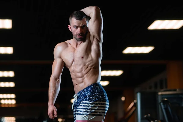 Acımasız Bir Atletik Adam Ile Bir Kas Vücut Kasları Gösterilen — Stok fotoğraf