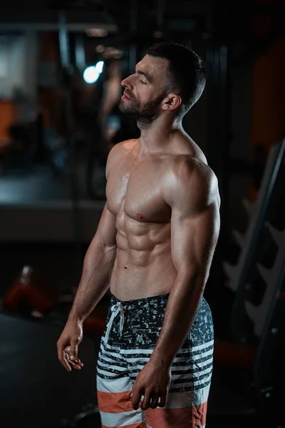 Hombre Atlético Brutal Con Cuerpo Muscular Posa Gimnasio Mostrando Sus — Foto de Stock