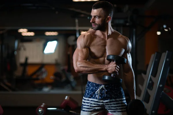 Hombre Joven Musculoso Guapo Haciendo Ejercicio Con Pesas Guy Entrena — Foto de Stock