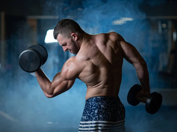 Stilig Ung Muskulös Man Tränar Med Hantlar Killen Tränar Sina — Stockfoto