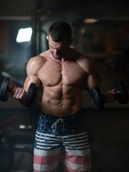 Hombre Joven Musculoso Guapo Haciendo Ejercicio Con Pesas Guy Entrena — Foto de Stock