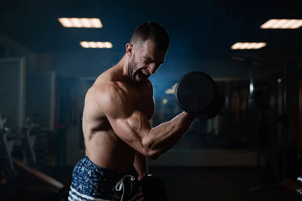 Hombre Joven Musculoso Guapo Haciendo Ejercicio Con Pesas Guy Entrena — Foto de Stock