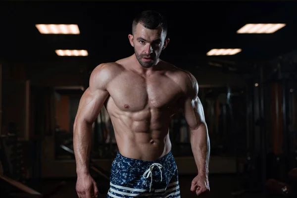 Hombre Atlético Brutal Con Cuerpo Muscular Posa Gimnasio Mostrando Sus — Foto de Stock