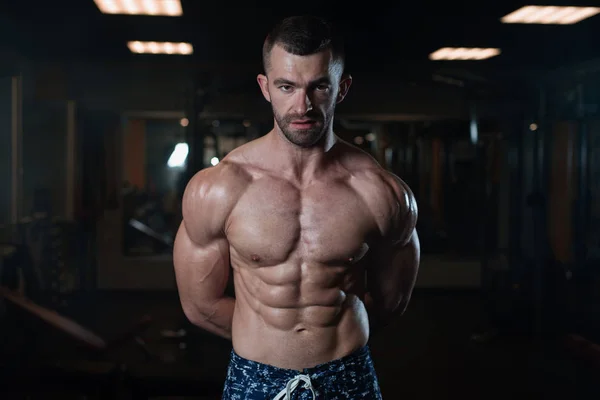 Hombre Atlético Brutal Con Cuerpo Muscular Posa Gimnasio Mostrando Sus — Foto de Stock